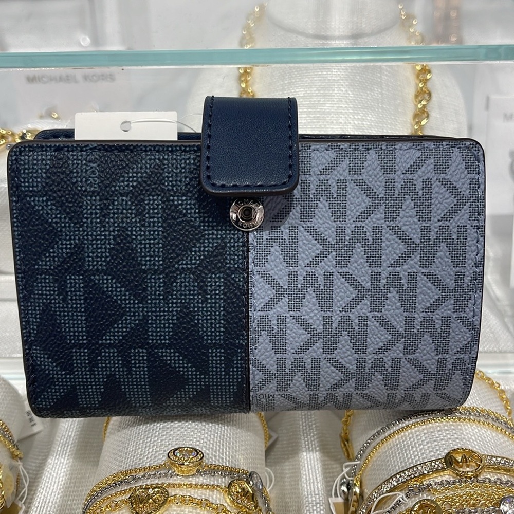 Michael Kors Jet Set Medium Two-Tone Logo Bifold Wallet
Navy Multi 
NWT - Picture 7 of 16